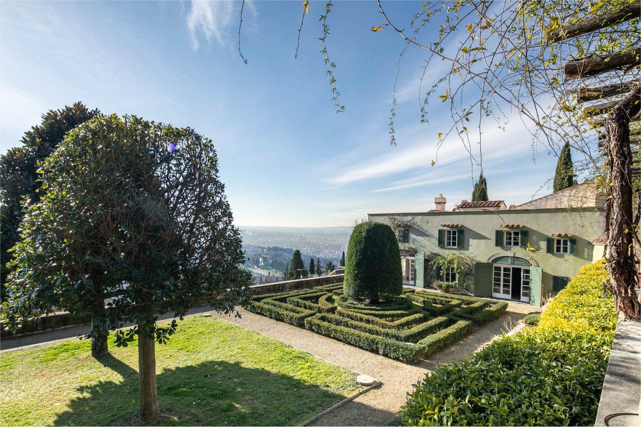 Historic villa<br>with pool in Fiesole