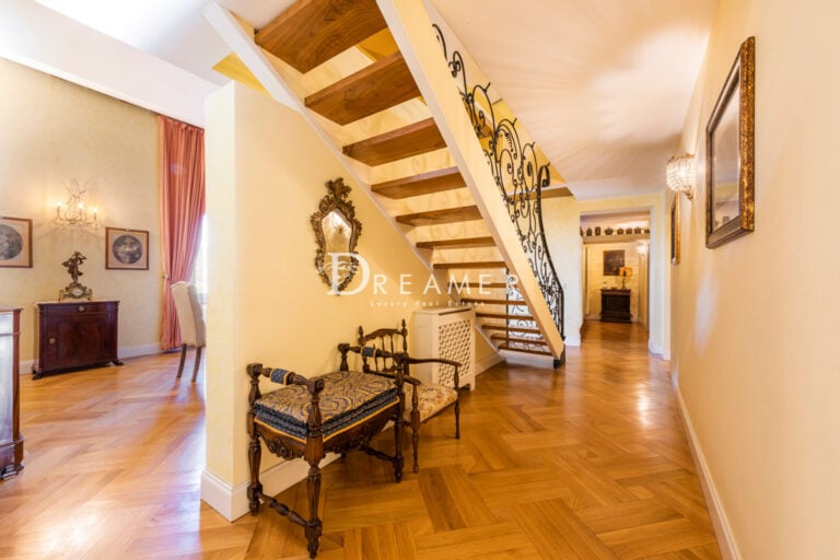 2283 Prestigioso appartamento in Villa Storica (020)