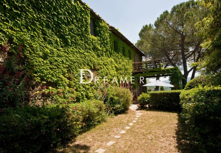 2306-Elegante-villa-con-piscina-nelle-colline-toscane-016.jpg