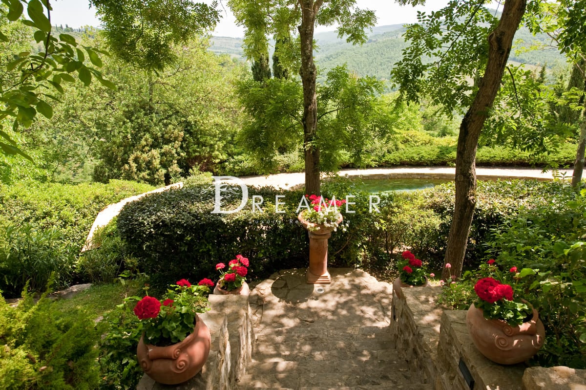 2306-Elegante-villa-con-piscina-nelle-colline-toscane-024.jpg