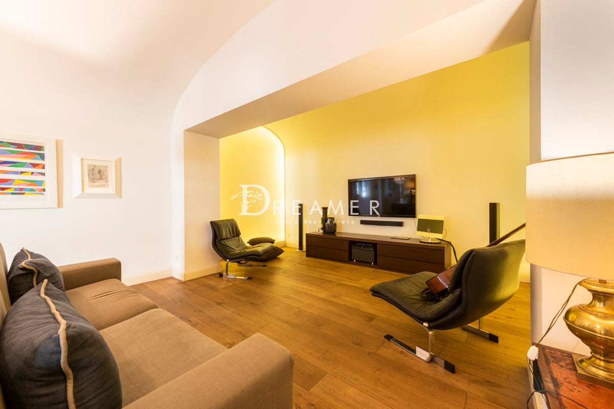 2309 Appartamento in stile moderno in palazzo storico VENDITA (013)