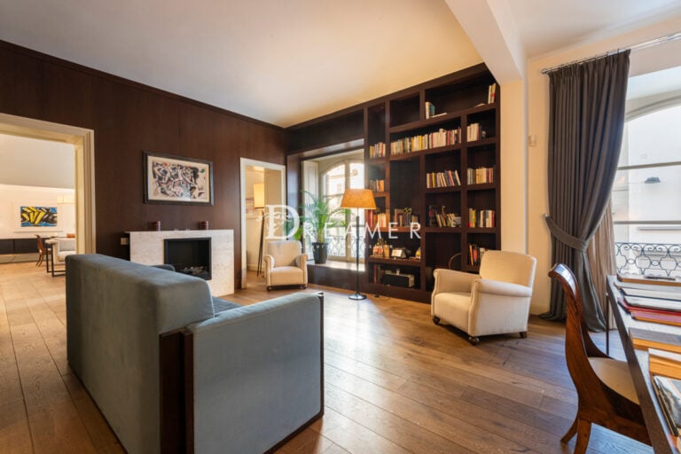 2309 Appartamento in stile moderno in palazzo storico VENDITA (021)