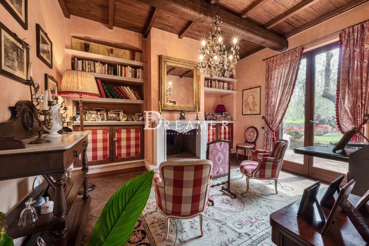 2386 Prestigiosa Villa con Piscina sulle Colline Toscane (035)