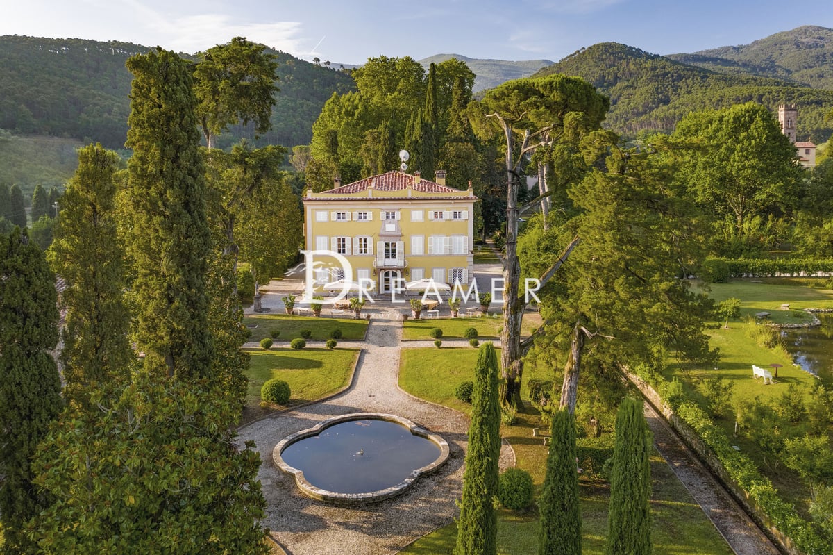 6785 Prestigiosa Villa con Piscina e Lago sulle Colline di Lucca (033)