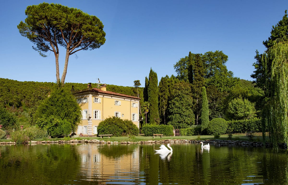 Prestigiosa Villa con Piscina e Lago<br> sulle Colline di Lucca