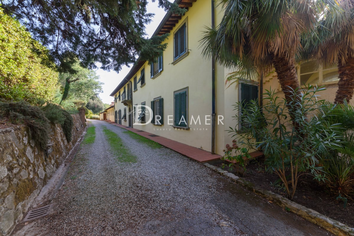 6042 Villa Storica con Piscina e Vista Panoramica sulle Colline di Lucca (48)