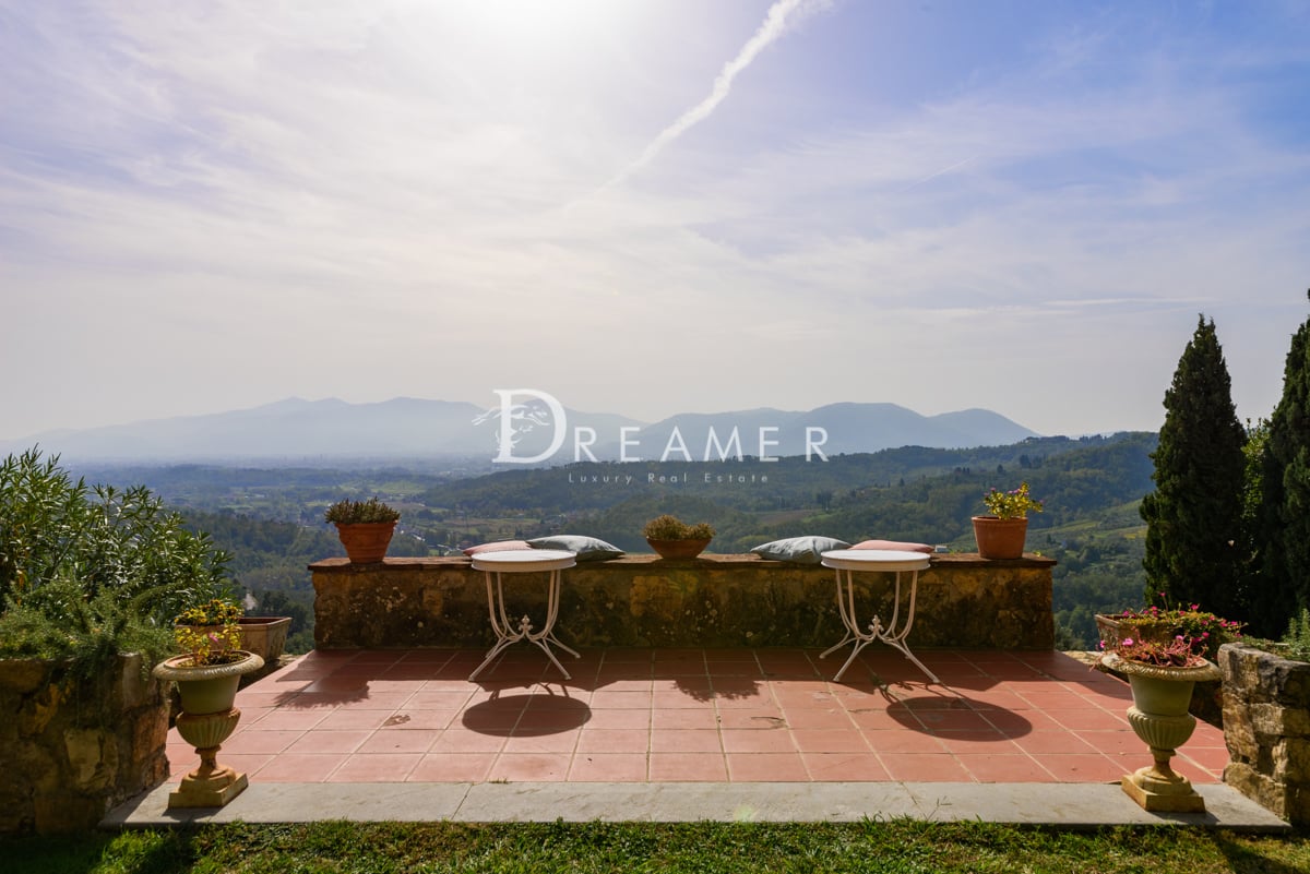 6042 Villa Storica con Piscina e Vista Panoramica sulle Colline di Lucca (54)