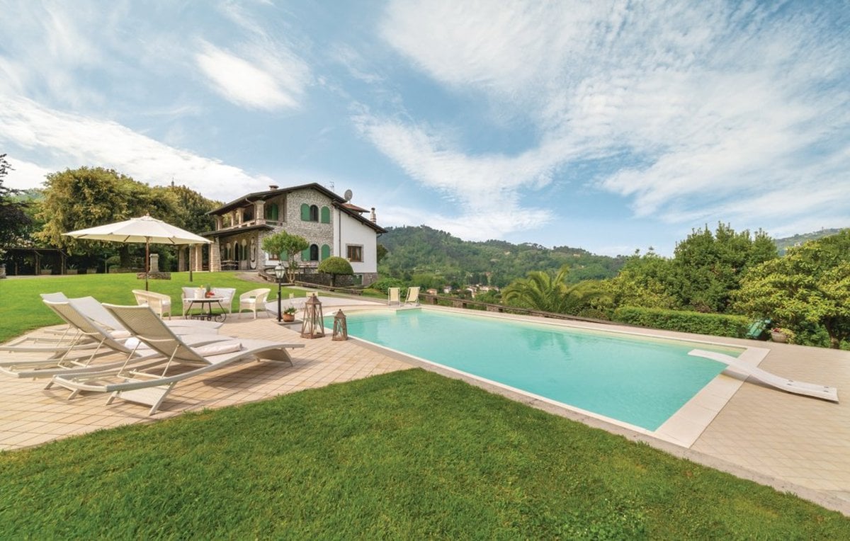 Luxurious Sea View Villa<br> with Pool in Versilia
