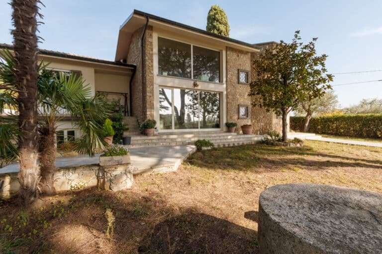 Villa with Garden in Pistoia